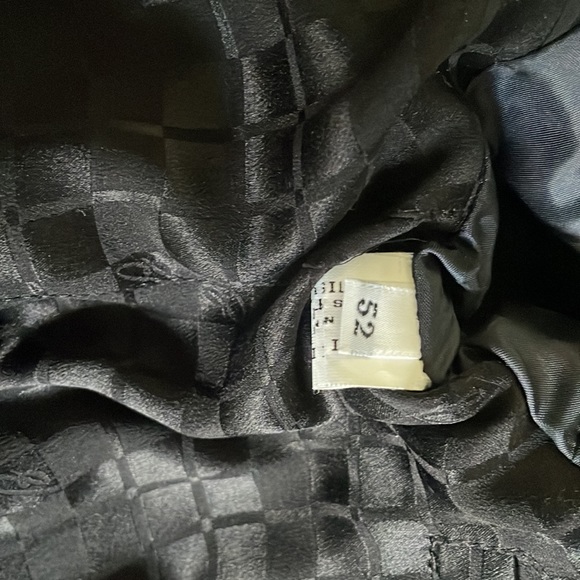 This is a dark brown leather jacket. Armpit...22
Shoulder...20
Length...41 - Picture 4 of 9